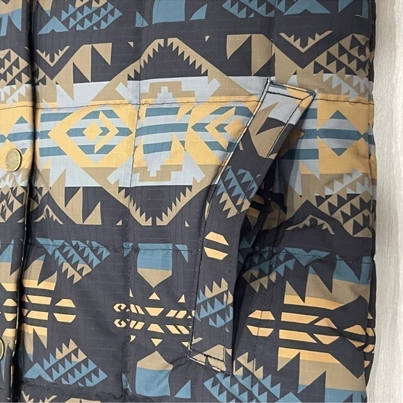 Pendleton Men's Cody Puffer Vest Medium NWT Journey West Black Blue Geo Print - Picture 12 of 16